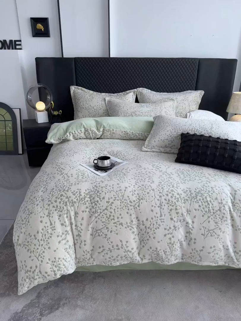 91家纺网 家纺一手货源 找家纺 金昱纺 2025新款高克重牛奶绒立体烂花四件套 秋景-绿