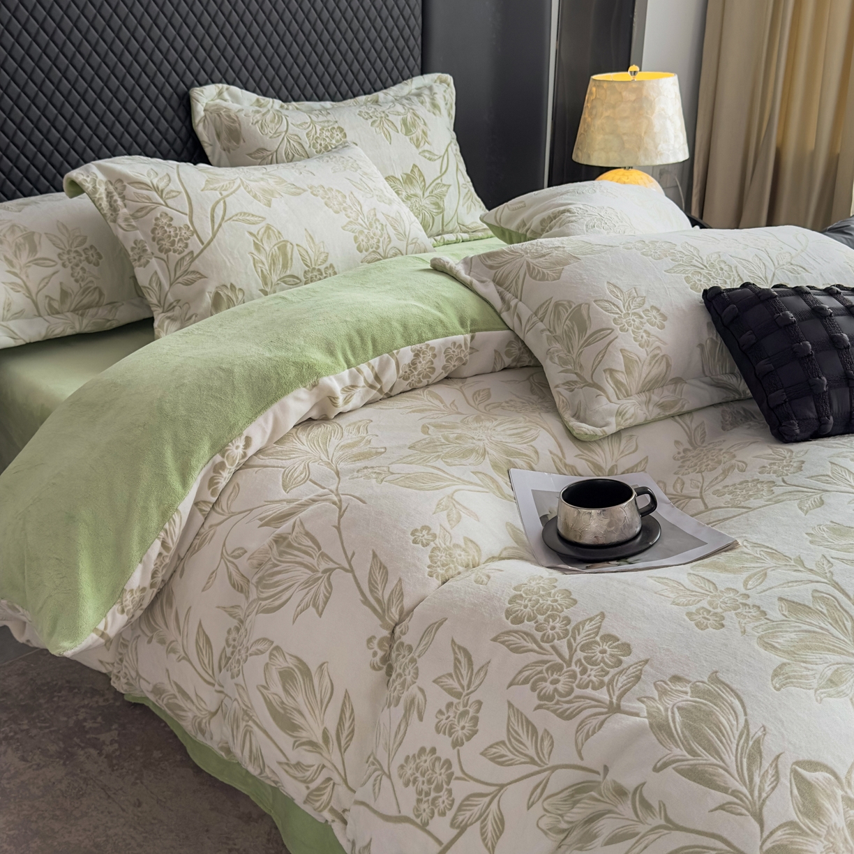 91家纺网 家纺一手货源 找家纺 金昱纺 2025新款高克重牛奶绒立体烂花四件套 秋雨花恋-绿