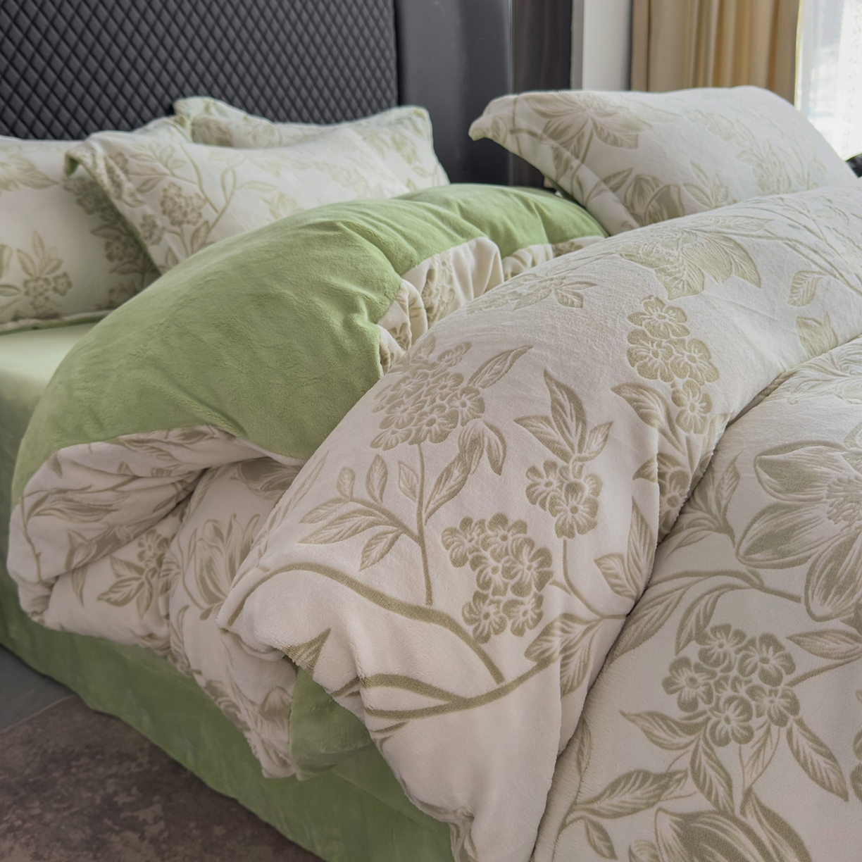 91家纺网 家纺一手货源 找家纺 金昱纺 2025新款高克重牛奶绒立体烂花四件套 秋雨花恋-绿