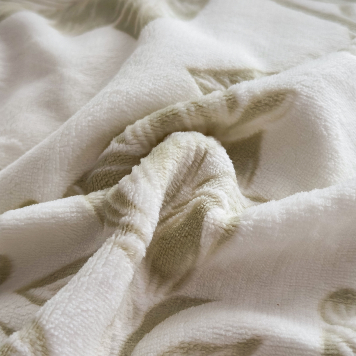 91家纺网 家纺一手货源 找家纺 金昱纺 2025新款高克重牛奶绒立体烂花四件套 秋雨花恋-绿