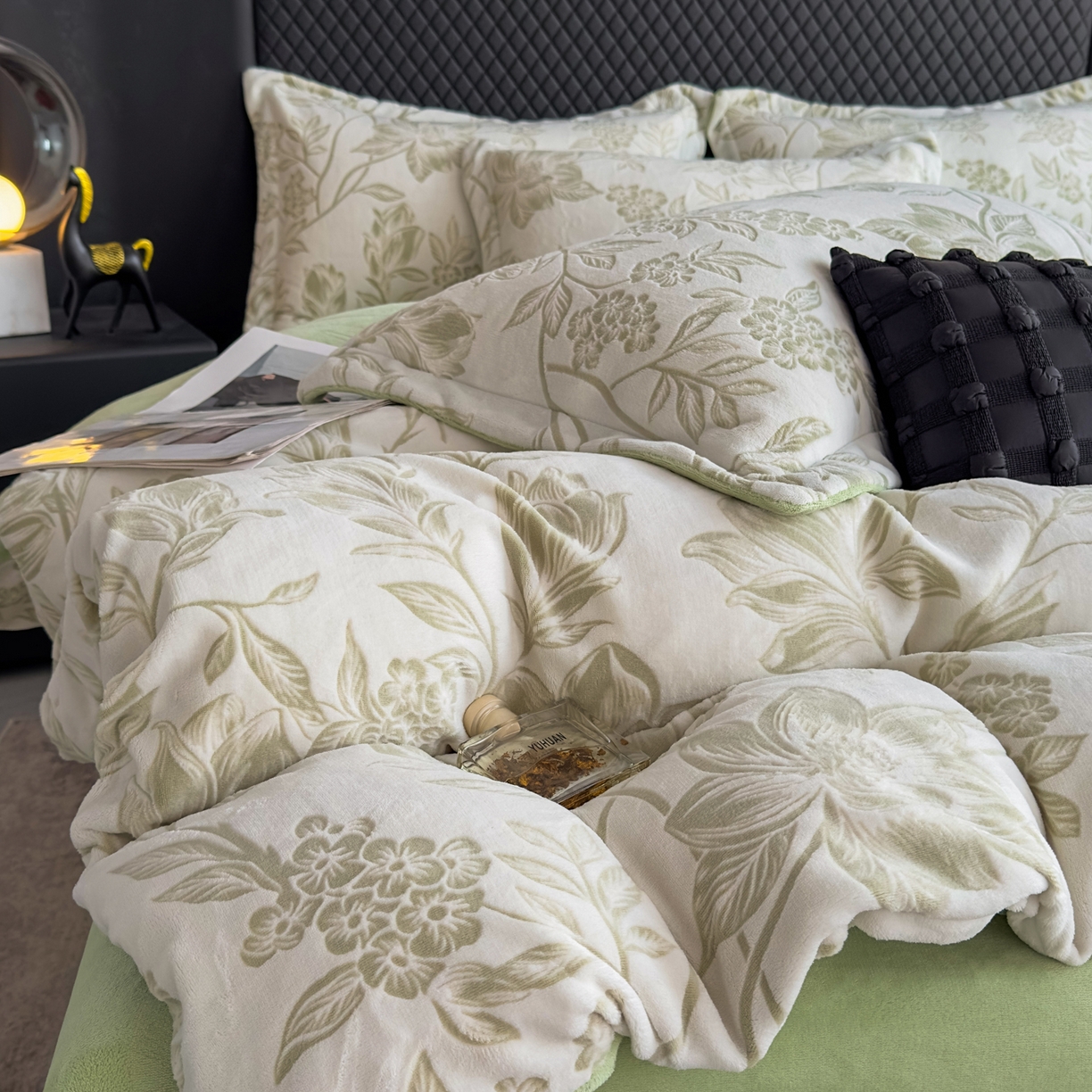 91家纺网 家纺一手货源 找家纺 金昱纺 2025新款高克重牛奶绒立体烂花四件套 秋雨花恋-绿