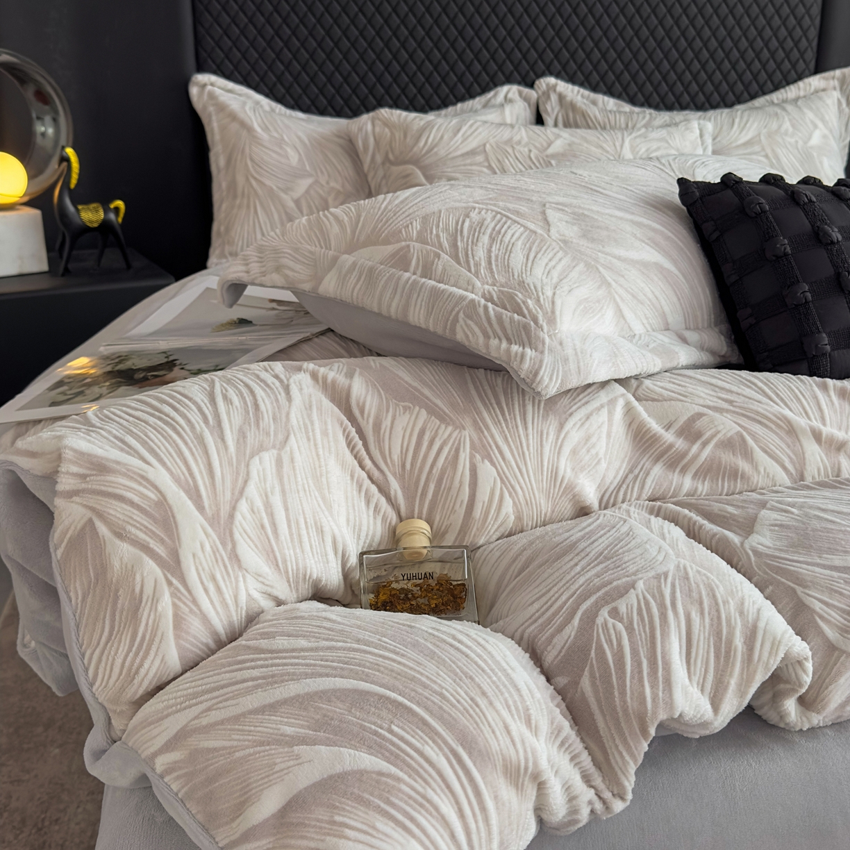 91家纺网 家纺一手货源 找家纺 金昱纺 2025新款高克重牛奶绒立体烂花四件套 叶叶私语-灰