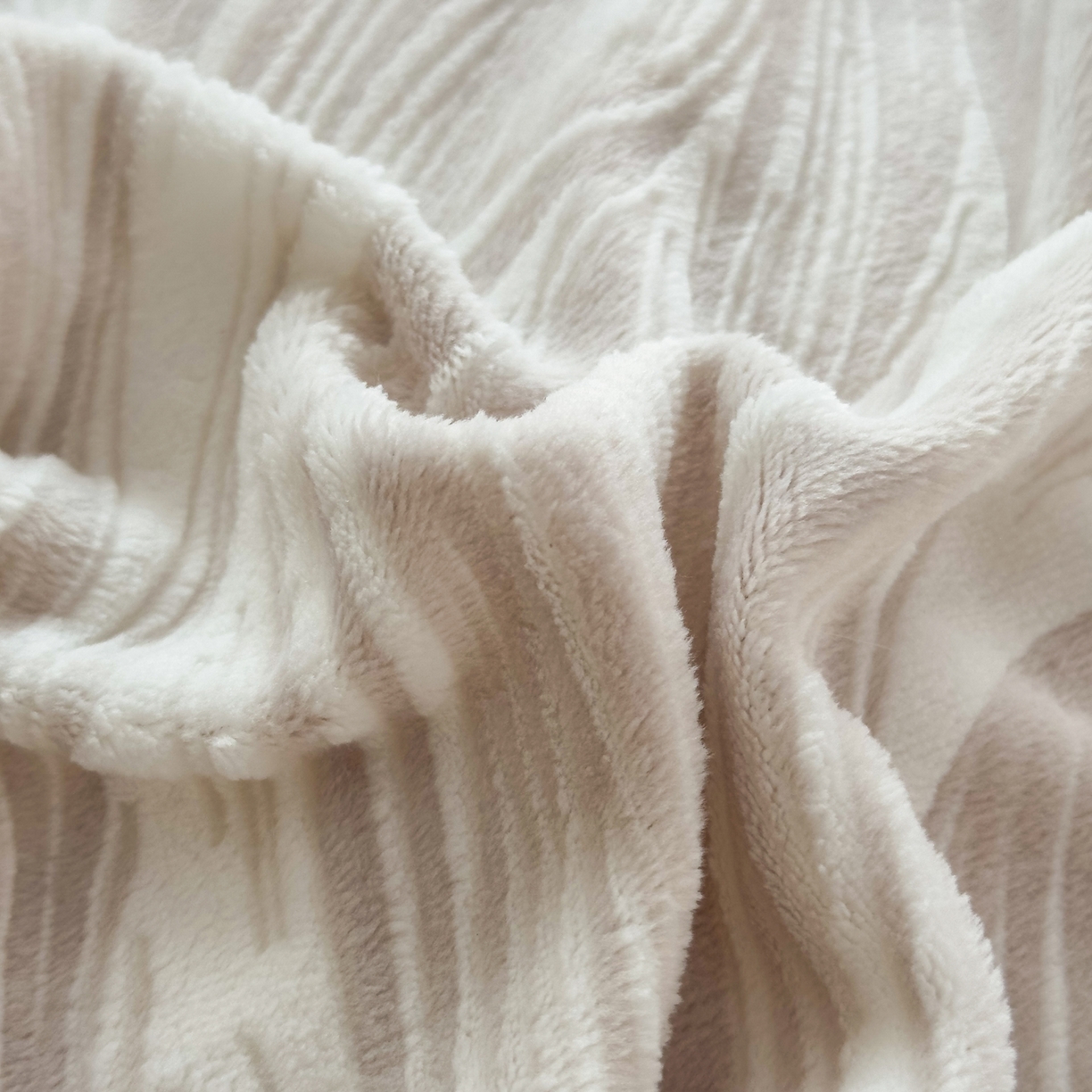 91家纺网 家纺一手货源 找家纺 金昱纺 2025新款高克重牛奶绒立体烂花四件套 叶叶私语-灰