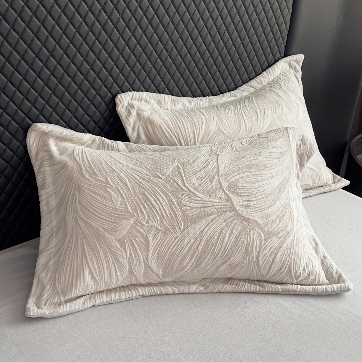 91家纺网 家纺一手货源 找家纺 金昱纺 2025新款高克重牛奶绒立体烂花四件套 叶叶私语-灰