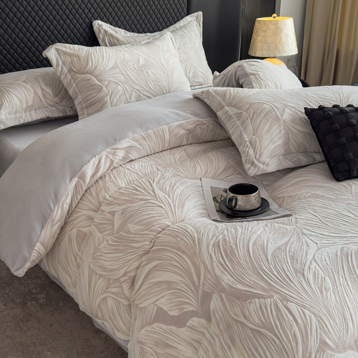 91家纺网 家纺一手货源 找家纺 金昱纺 2025新款高克重牛奶绒立体烂花四件套 叶叶私语-灰