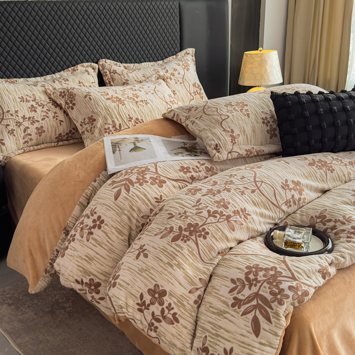 91家纺网 家纺一手货源 找家纺 金昱纺 2025新款高克重牛奶绒立体烂花四件套 叶语悠然-咖