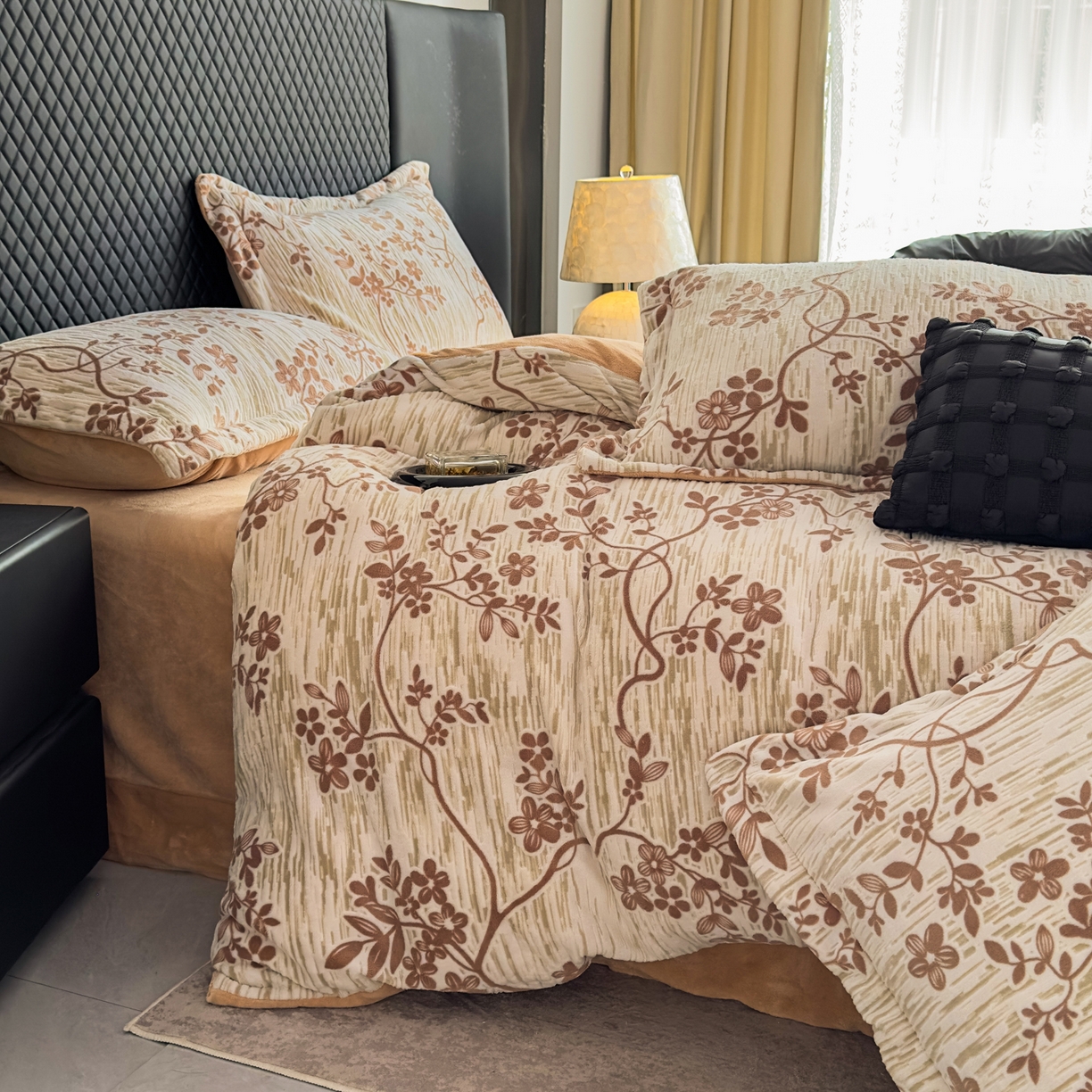 91家纺网 家纺一手货源 找家纺 金昱纺 2025新款高克重牛奶绒立体烂花四件套 叶语悠然-咖