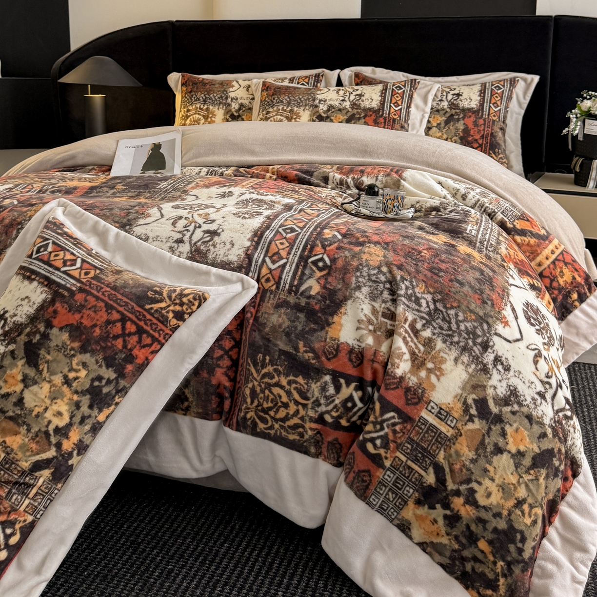 花漾家居 2025新款轻奢复古格条民族宽边牛奶绒四件套 风情