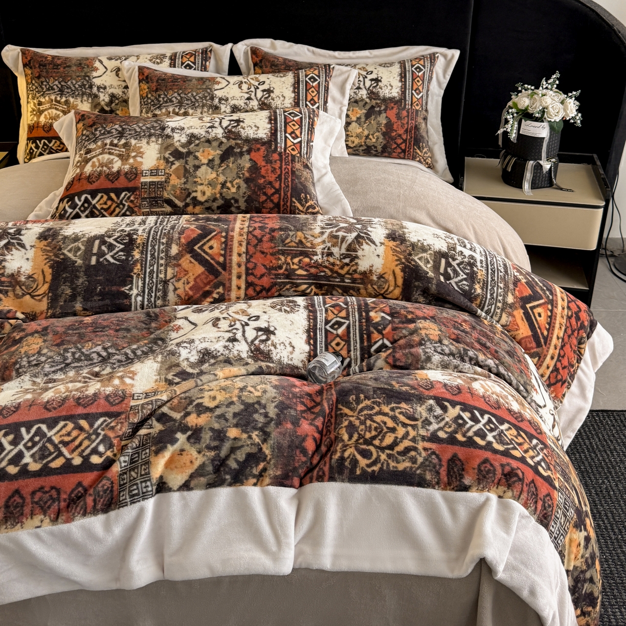 91家纺网 家纺一手货源 找家纺 花漾家居 2025新款轻奢复古格条民族宽边牛奶绒四件套 风情