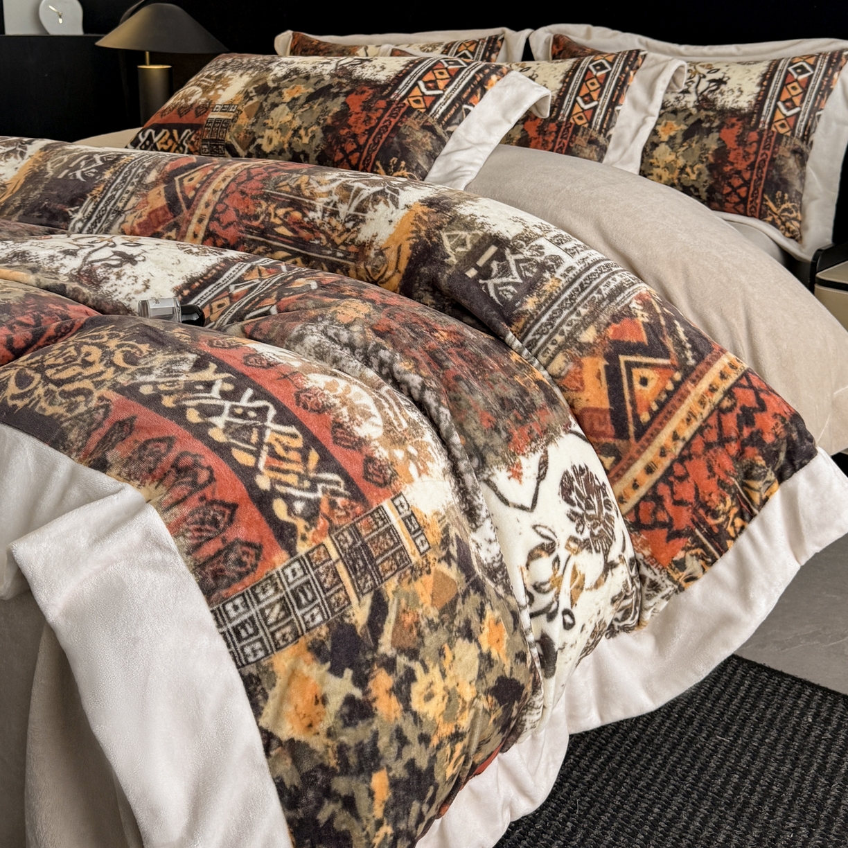 91家纺网 家纺一手货源 找家纺 花漾家居 2025新款轻奢复古格条民族宽边牛奶绒四件套 风情