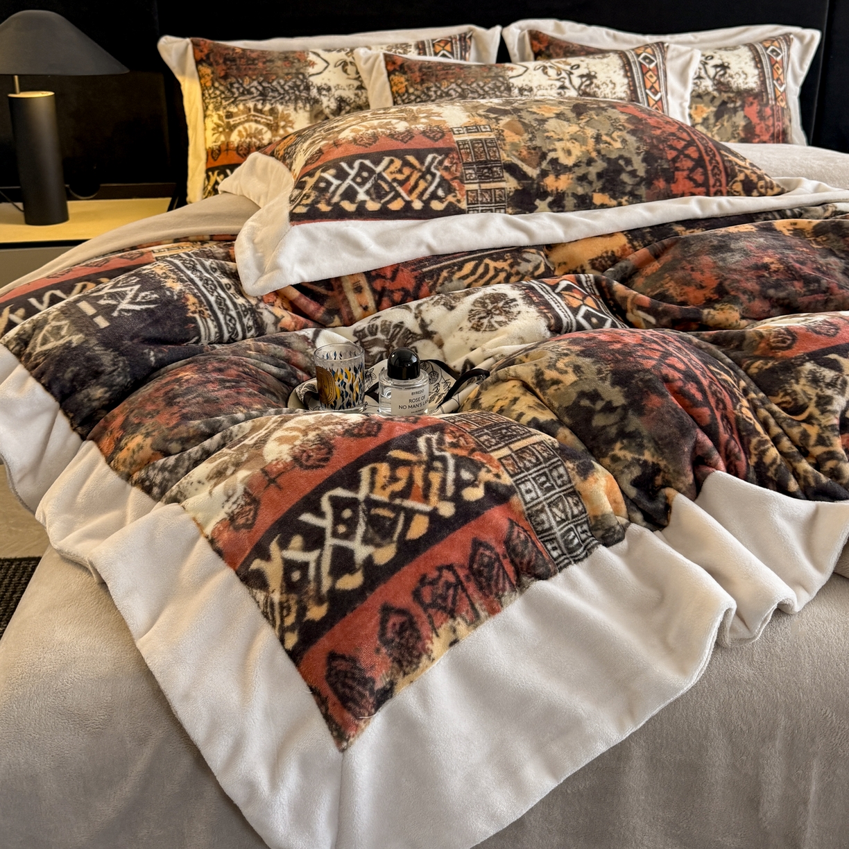 91家纺网 家纺一手货源 找家纺 花漾家居 2025新款轻奢复古格条民族宽边牛奶绒四件套 风情