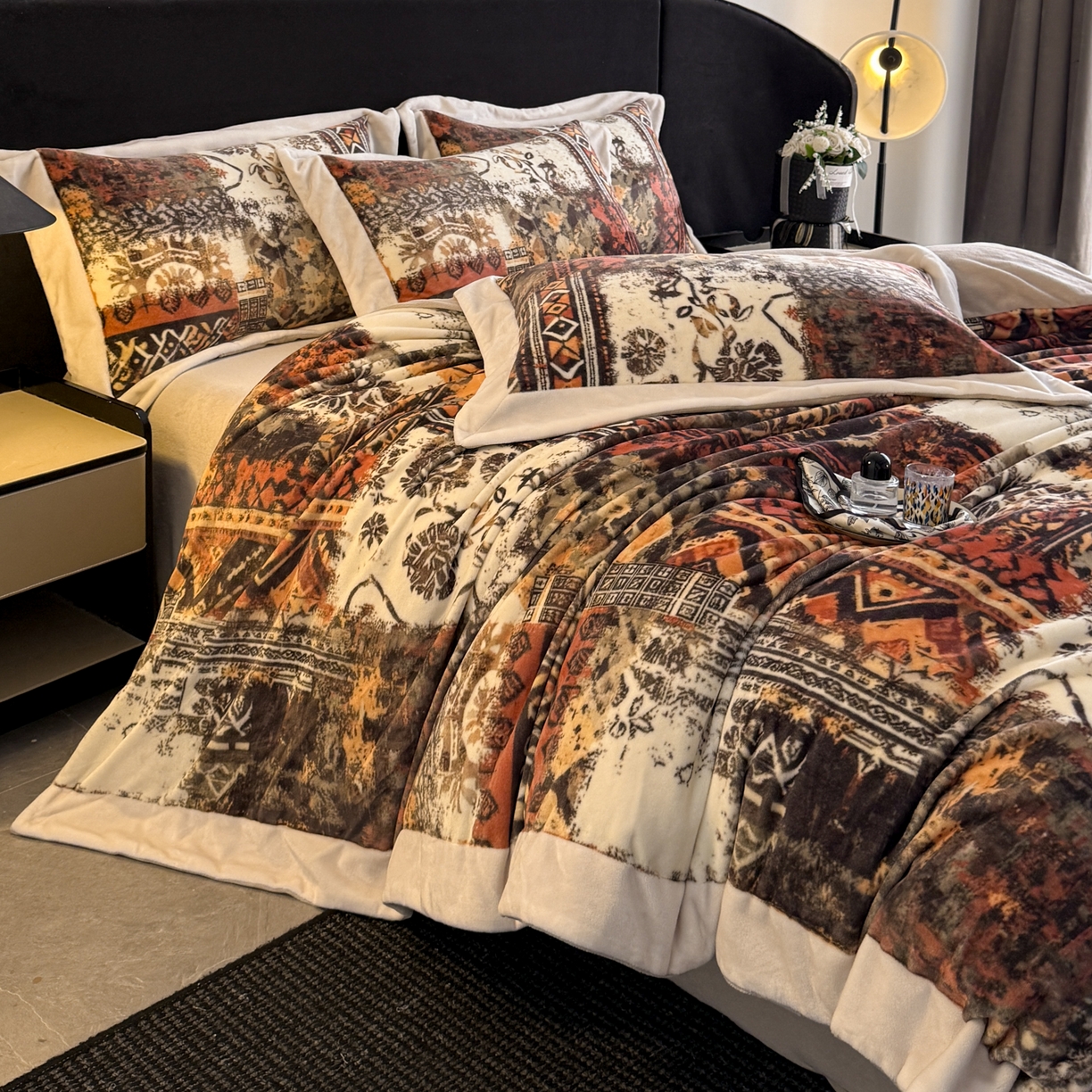 91家纺网 家纺一手货源 找家纺 花漾家居 2025新款轻奢复古格条民族宽边牛奶绒四件套 风情