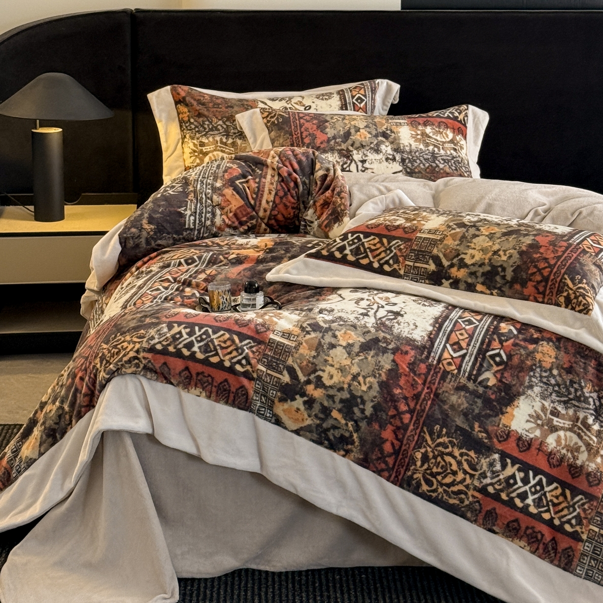 91家纺网 家纺一手货源 找家纺 花漾家居 2025新款轻奢复古格条民族宽边牛奶绒四件套 风情