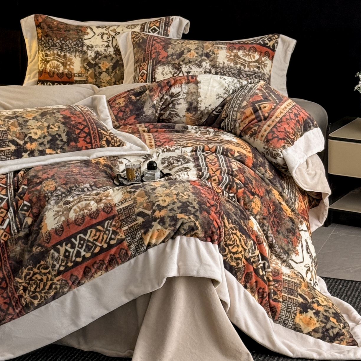 91家纺网 家纺一手货源 找家纺 花漾家居 2025新款轻奢复古格条民族宽边牛奶绒四件套 风情