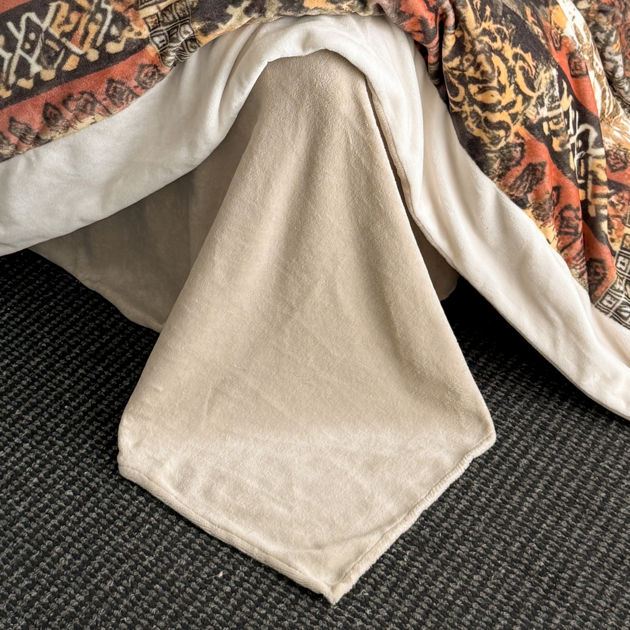 91家纺网 家纺一手货源 找家纺 花漾家居 2025新款轻奢复古格条民族宽边牛奶绒四件套 风情