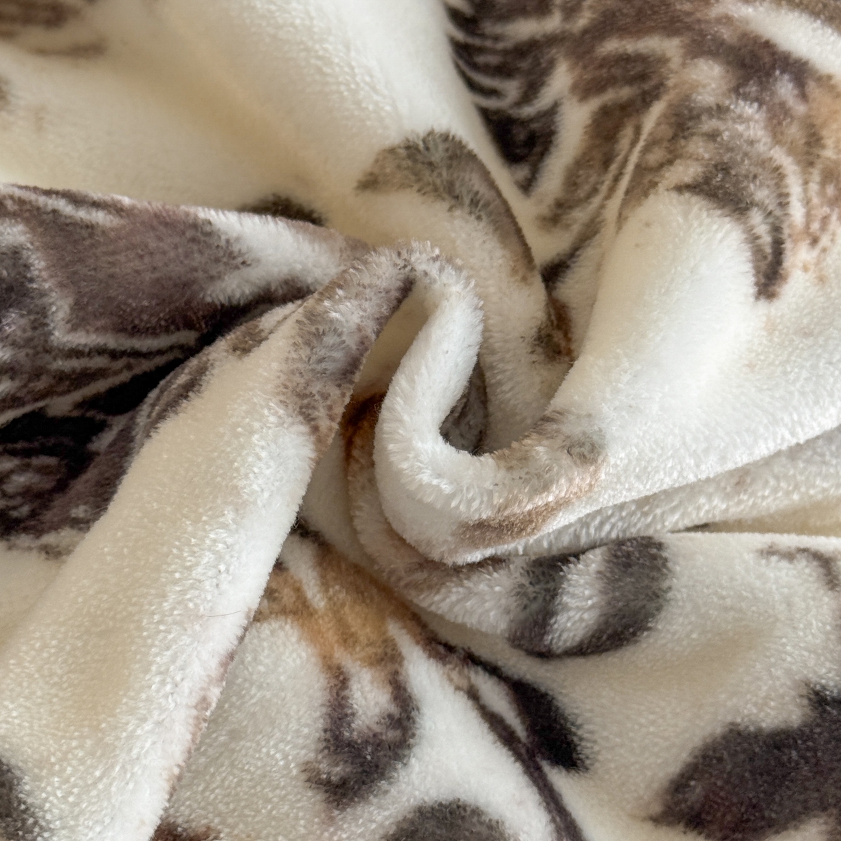 91家纺网 家纺一手货源 找家纺 花漾家居 2025新款轻奢复古格条民族宽边牛奶绒四件套 风情