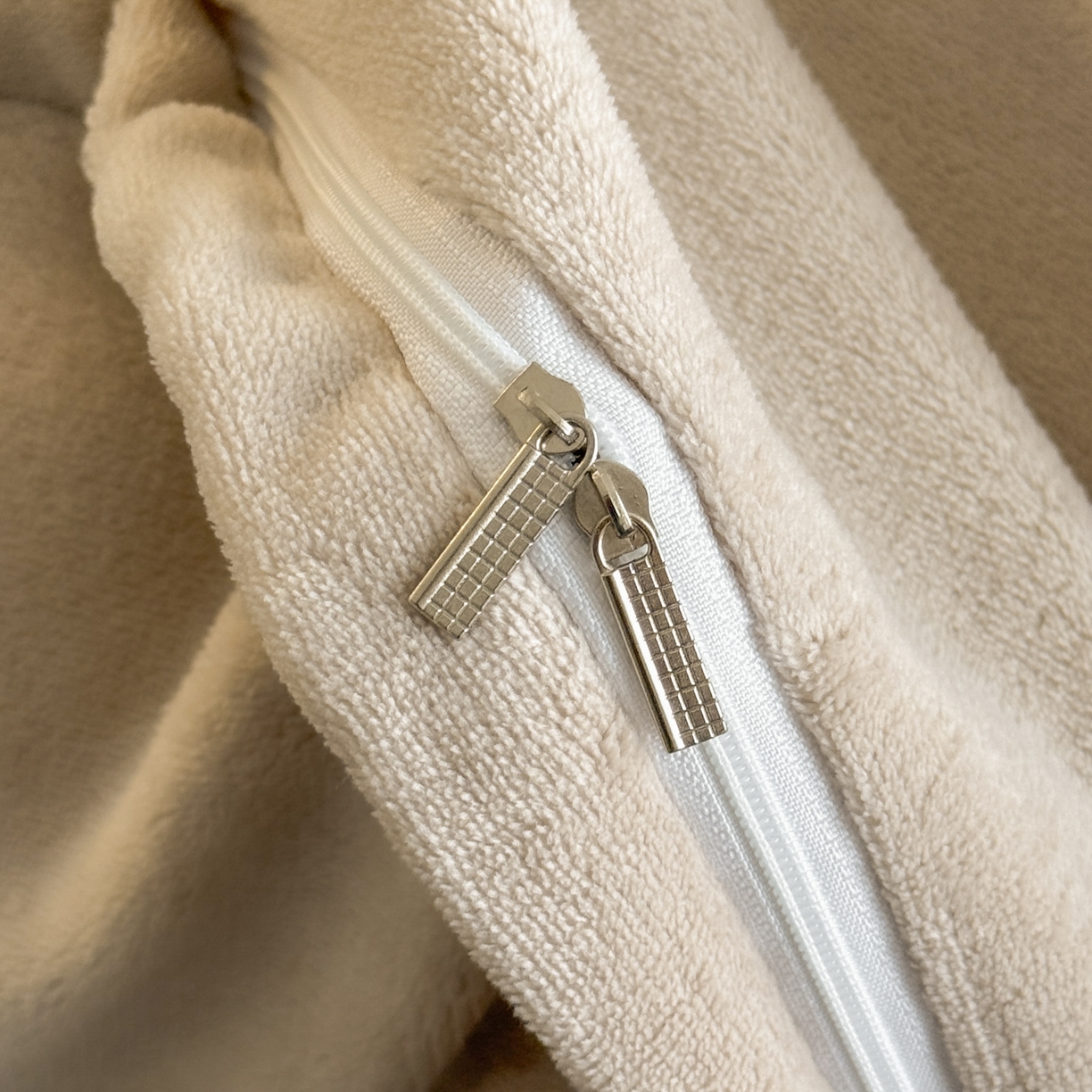 91家纺网 家纺一手货源 找家纺 花漾家居 2025新款轻奢复古格条民族宽边牛奶绒四件套 风情