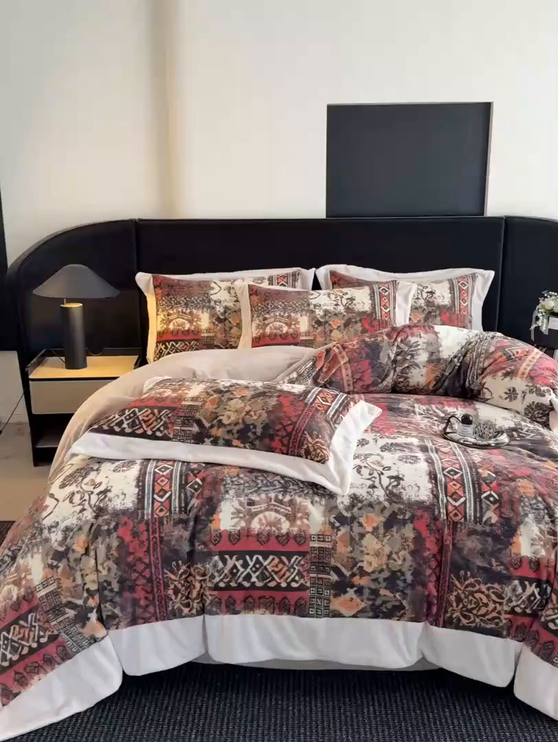 91家纺网 家纺一手货源 找家纺 花漾家居 2025新款轻奢复古格条民族宽边牛奶绒四件套 风情