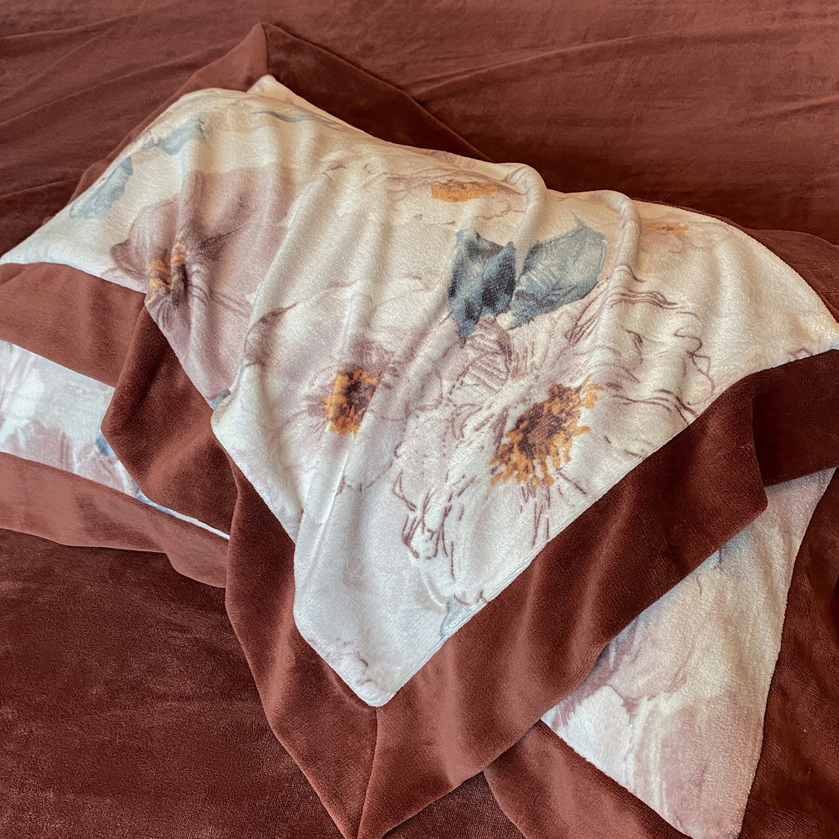 91家纺网 家纺一手货源 找家纺 花漾家居 2025新款轻奢复古格条民族宽边牛奶绒四件套 蝶恋花