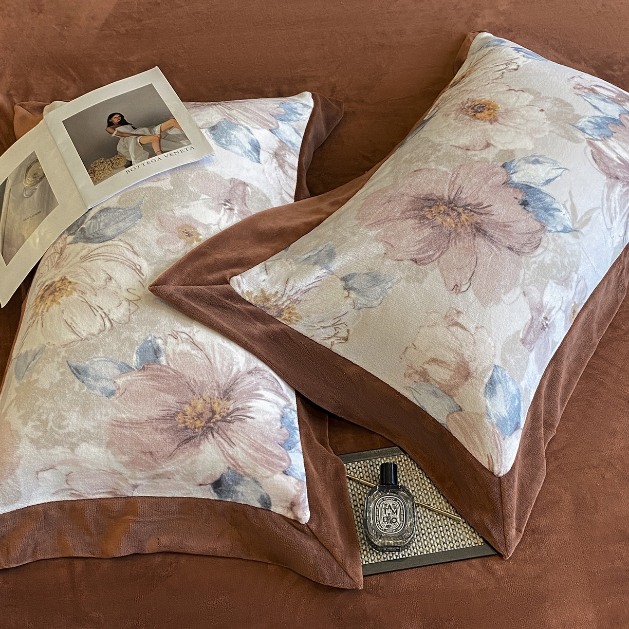 91家纺网 家纺一手货源 找家纺 花漾家居 2025新款轻奢复古格条民族宽边牛奶绒四件套 蝶恋花