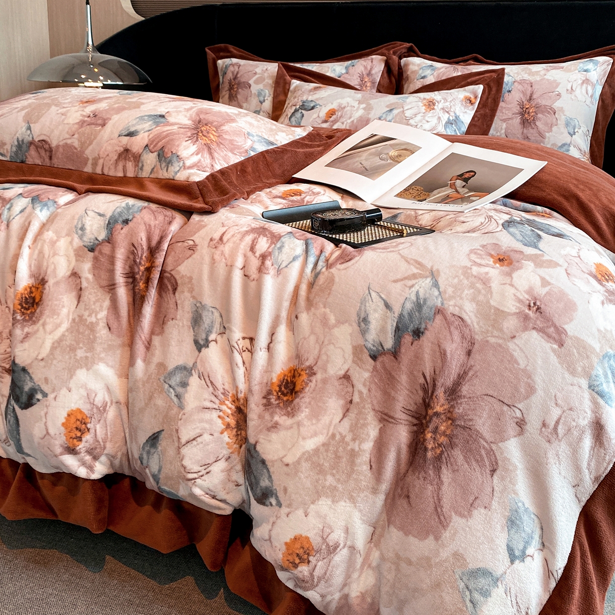 91家纺网 家纺一手货源 找家纺 花漾家居 2025新款轻奢复古格条民族宽边牛奶绒四件套 蝶恋花