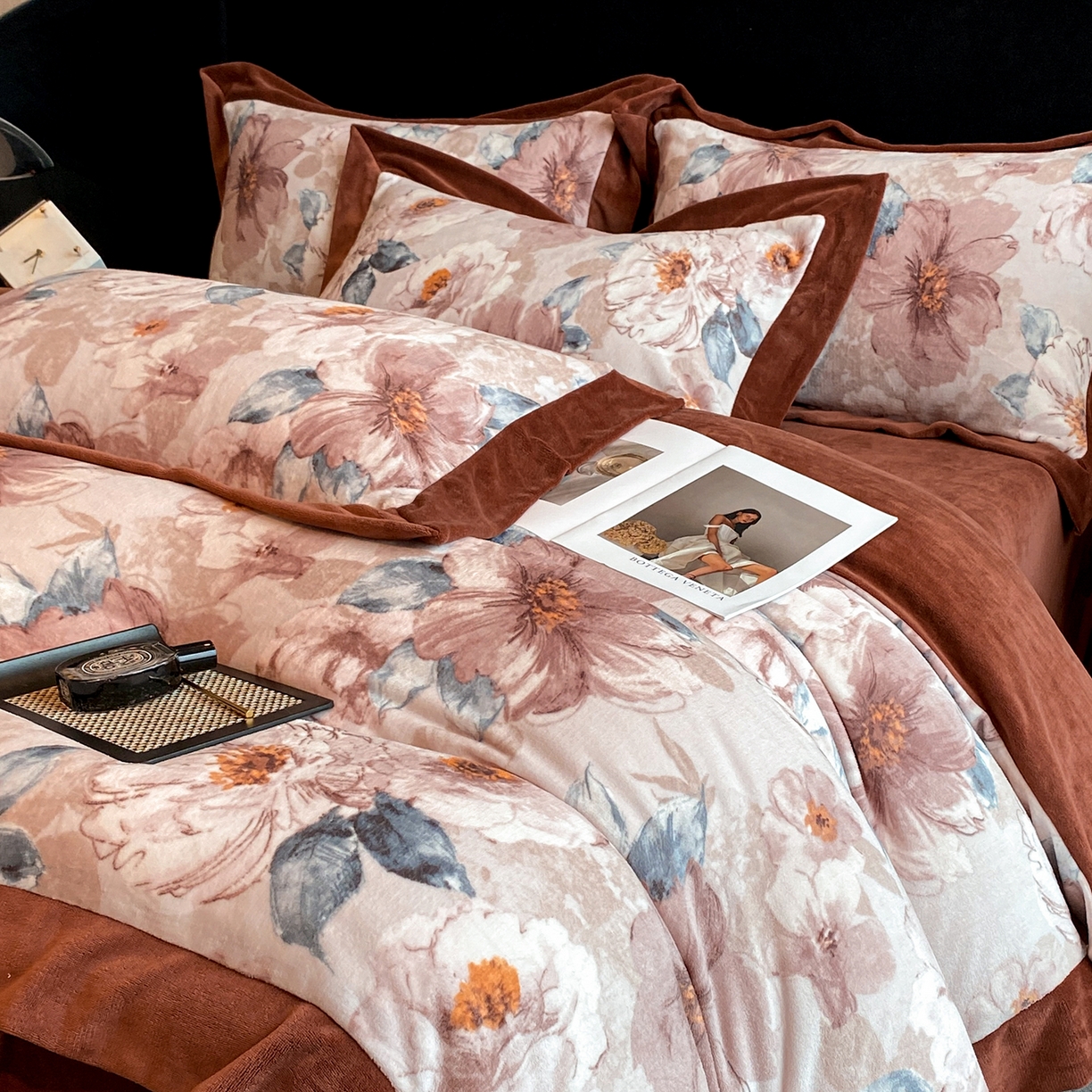 91家纺网 家纺一手货源 找家纺 花漾家居 2025新款轻奢复古格条民族宽边牛奶绒四件套 蝶恋花