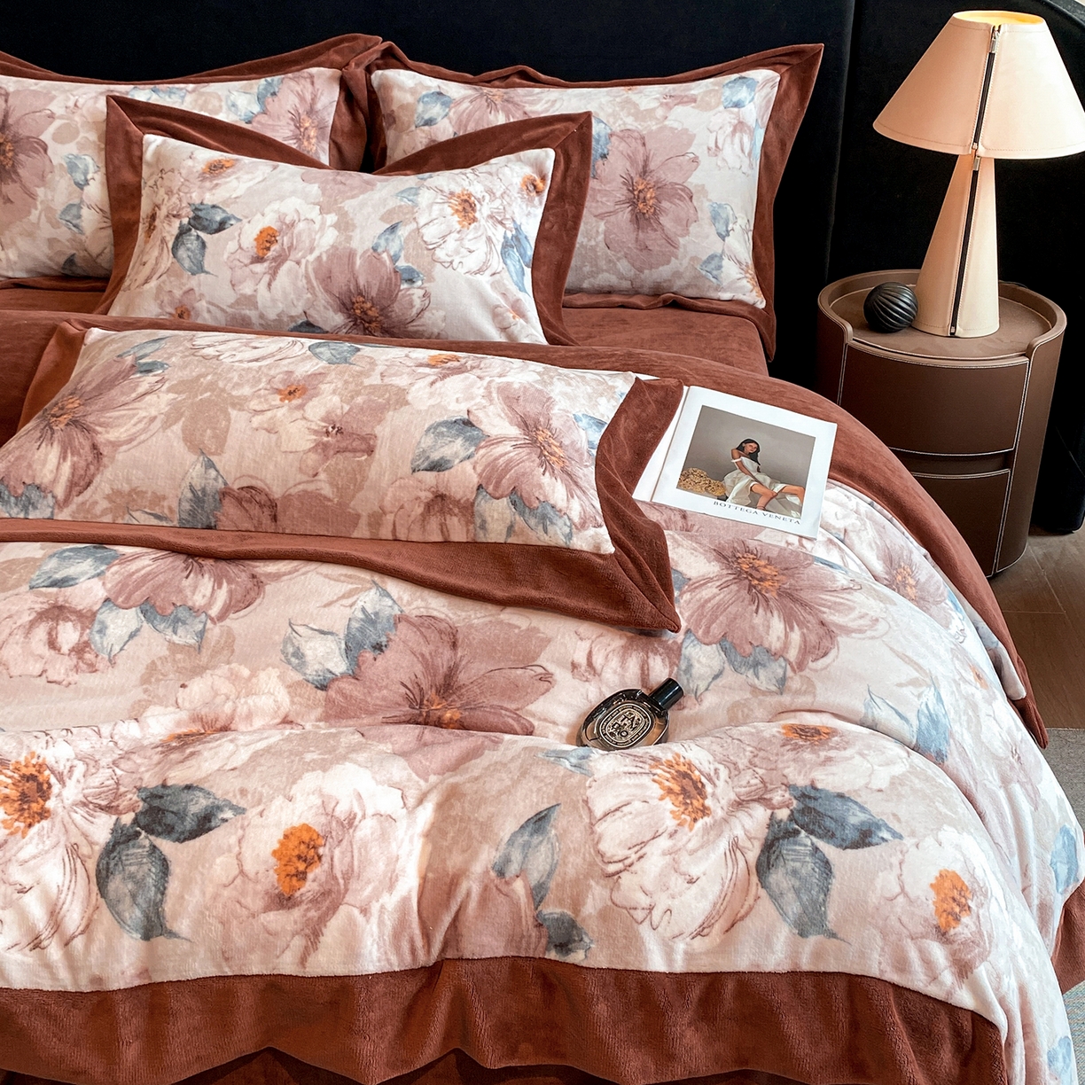 91家纺网 家纺一手货源 找家纺 花漾家居 2025新款轻奢复古格条民族宽边牛奶绒四件套 蝶恋花