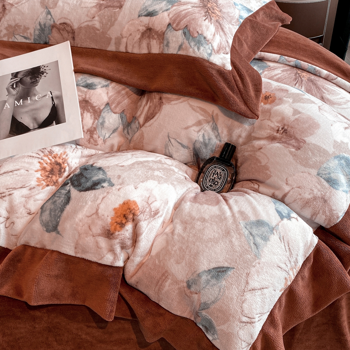 91家纺网 家纺一手货源 找家纺 花漾家居 2025新款轻奢复古格条民族宽边牛奶绒四件套 蝶恋花