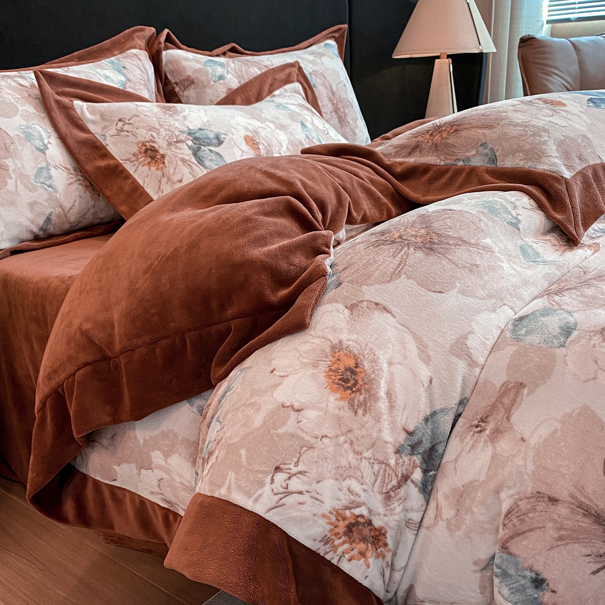 91家纺网 家纺一手货源 找家纺 花漾家居 2025新款轻奢复古格条民族宽边牛奶绒四件套 蝶恋花