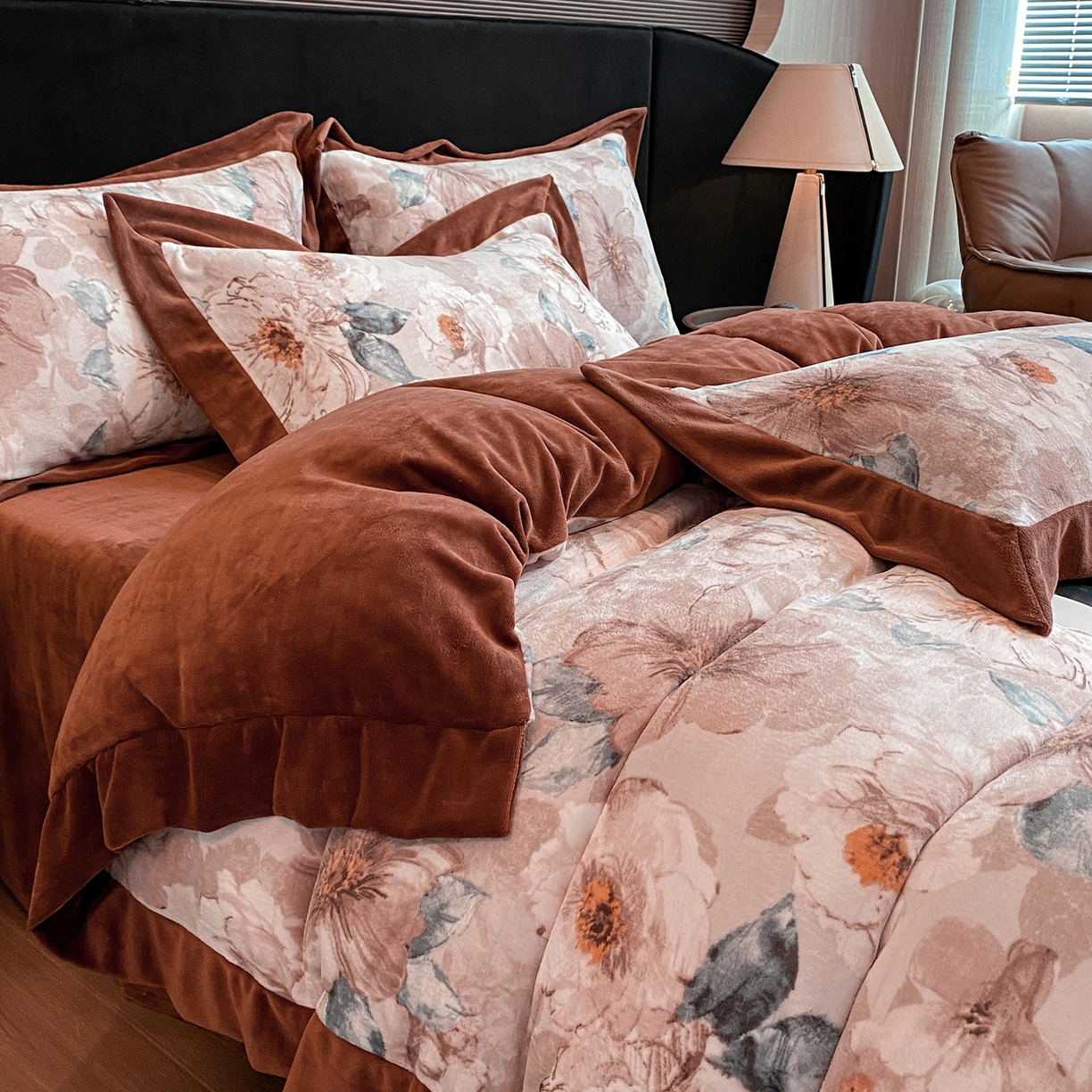 91家纺网 家纺一手货源 找家纺 花漾家居 2025新款轻奢复古格条民族宽边牛奶绒四件套 蝶恋花