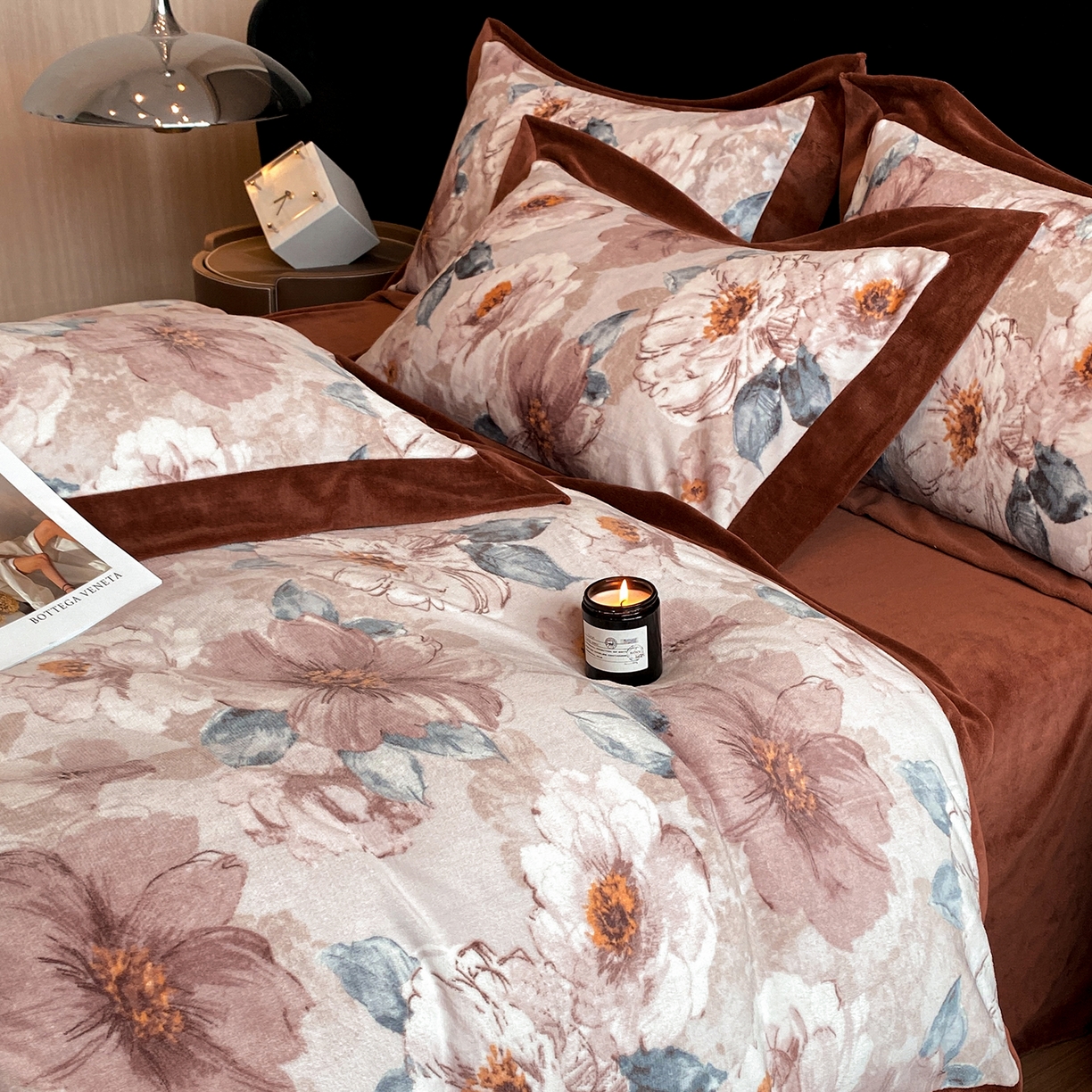 91家纺网 家纺一手货源 找家纺 花漾家居 2025新款轻奢复古格条民族宽边牛奶绒四件套 蝶恋花