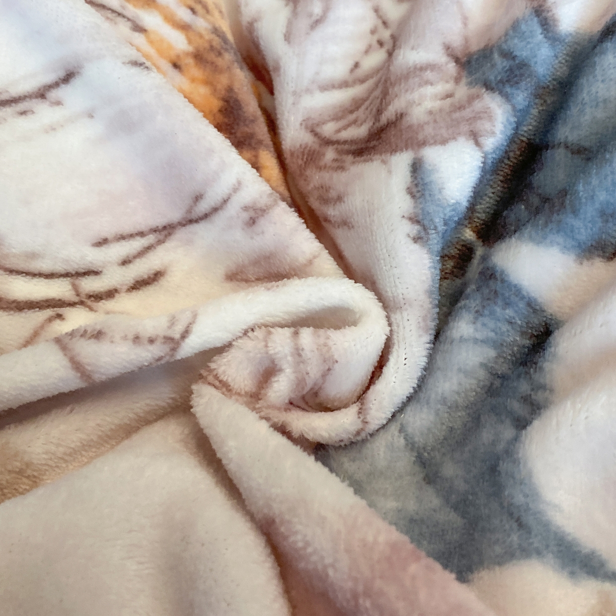 91家纺网 家纺一手货源 找家纺 花漾家居 2025新款轻奢复古格条民族宽边牛奶绒四件套 蝶恋花