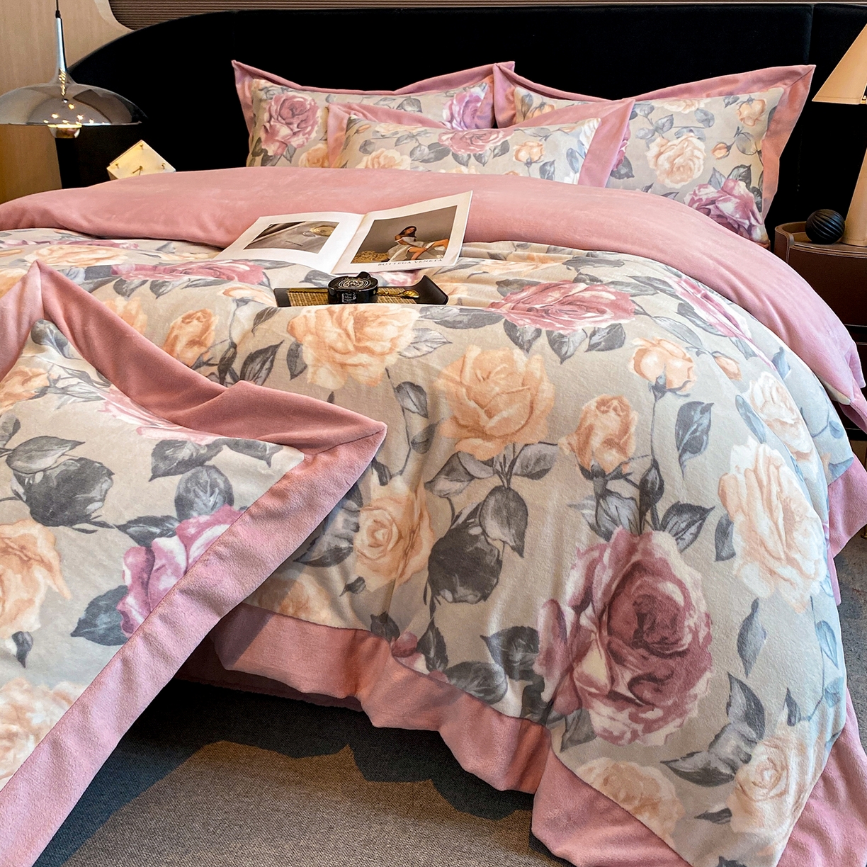 花漾家居 2025新款轻奢复古格条民族宽边牛奶绒四件套 满庭芳