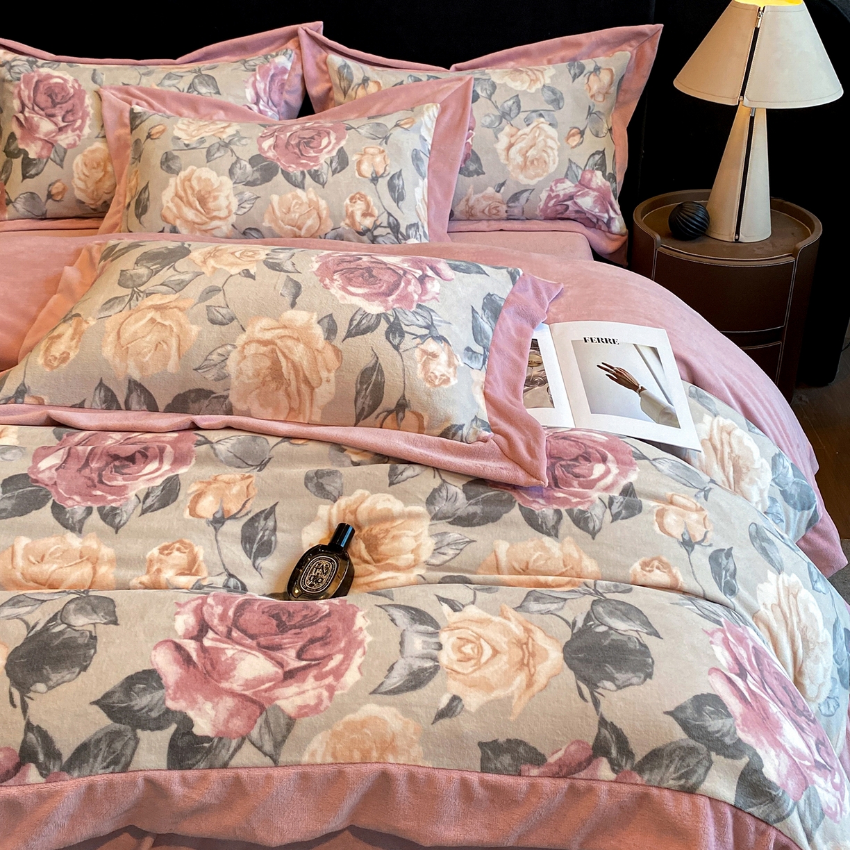 91家纺网 家纺一手货源 找家纺 花漾家居 2025新款轻奢复古格条民族宽边牛奶绒四件套 满庭芳