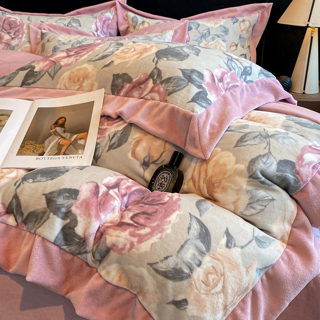 91家纺网 家纺一手货源 找家纺 花漾家居 2025新款轻奢复古格条民族宽边牛奶绒四件套 满庭芳