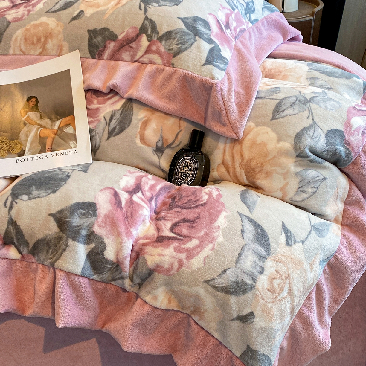 91家纺网 家纺一手货源 找家纺 花漾家居 2025新款轻奢复古格条民族宽边牛奶绒四件套 满庭芳