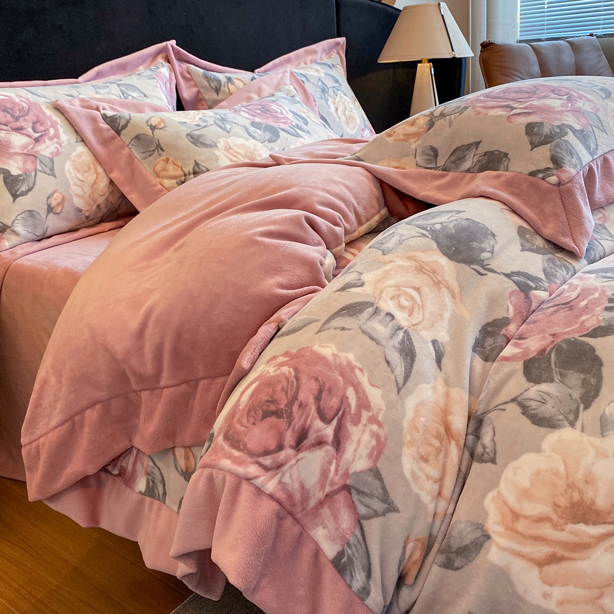 91家纺网 家纺一手货源 找家纺 花漾家居 2025新款轻奢复古格条民族宽边牛奶绒四件套 满庭芳