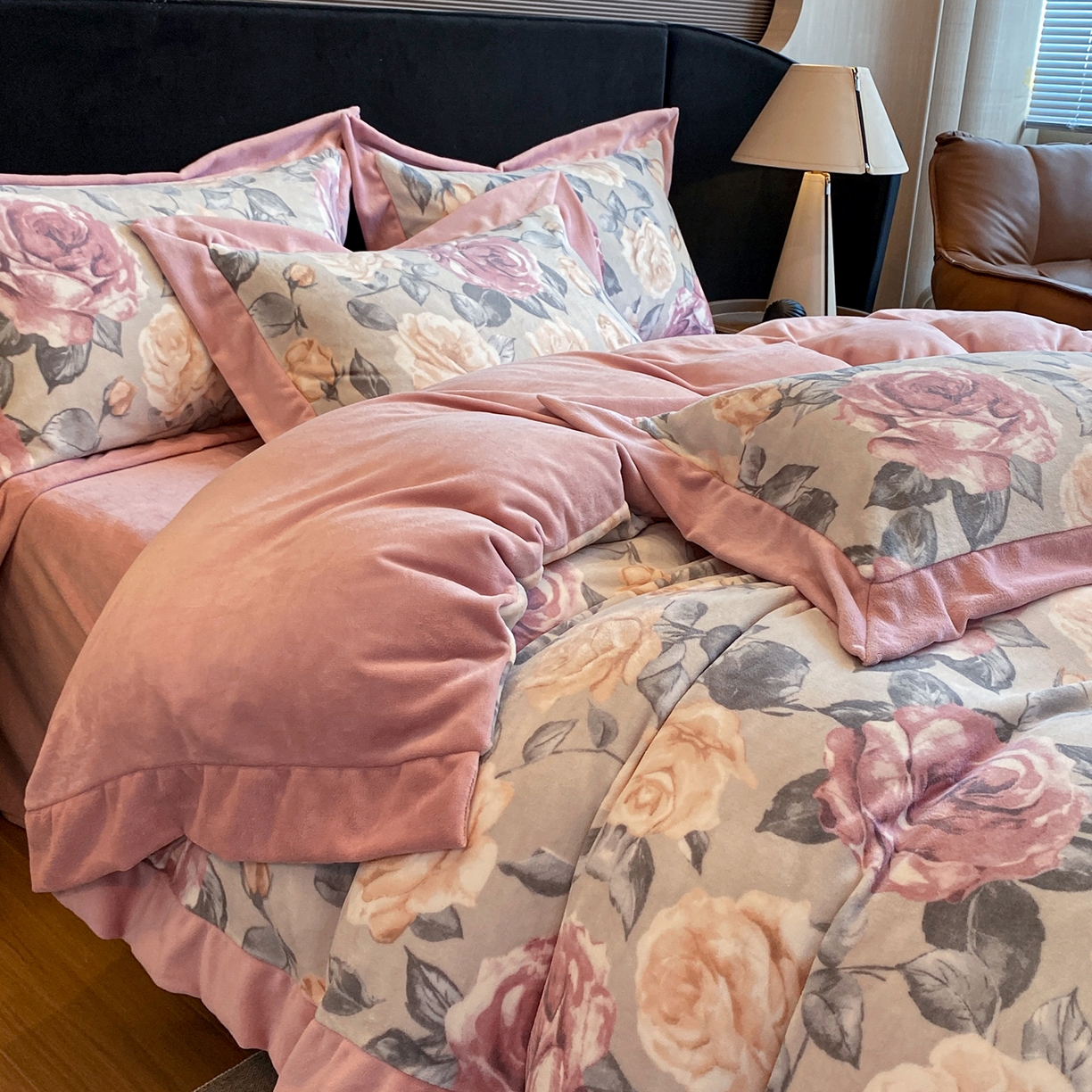 91家纺网 家纺一手货源 找家纺 花漾家居 2025新款轻奢复古格条民族宽边牛奶绒四件套 满庭芳