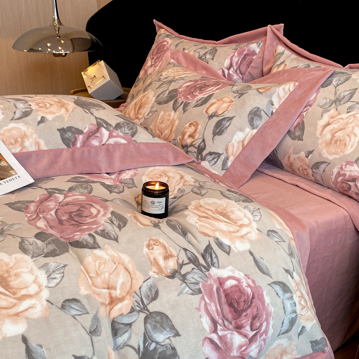 91家纺网 家纺一手货源 找家纺 花漾家居 2025新款轻奢复古格条民族宽边牛奶绒四件套 满庭芳