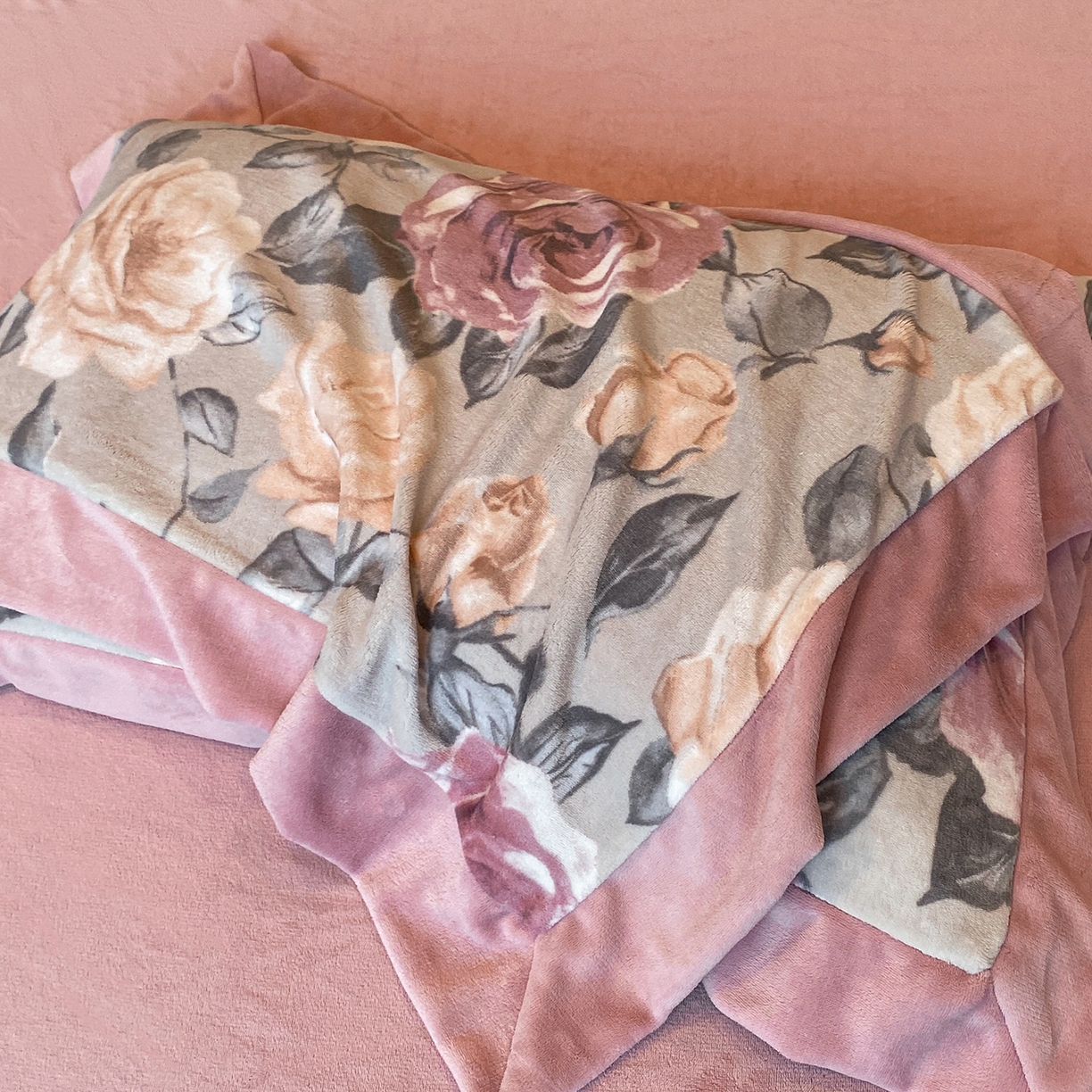 91家纺网 家纺一手货源 找家纺 花漾家居 2025新款轻奢复古格条民族宽边牛奶绒四件套 满庭芳