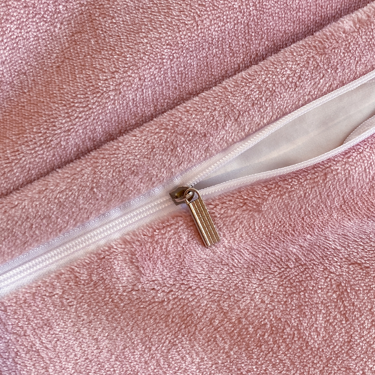 91家纺网 家纺一手货源 找家纺 花漾家居 2025新款轻奢复古格条民族宽边牛奶绒四件套 满庭芳