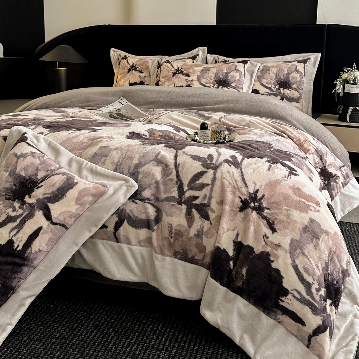 花漾家居 2025新款轻奢复古格条民族宽边牛奶绒四件套 密阳