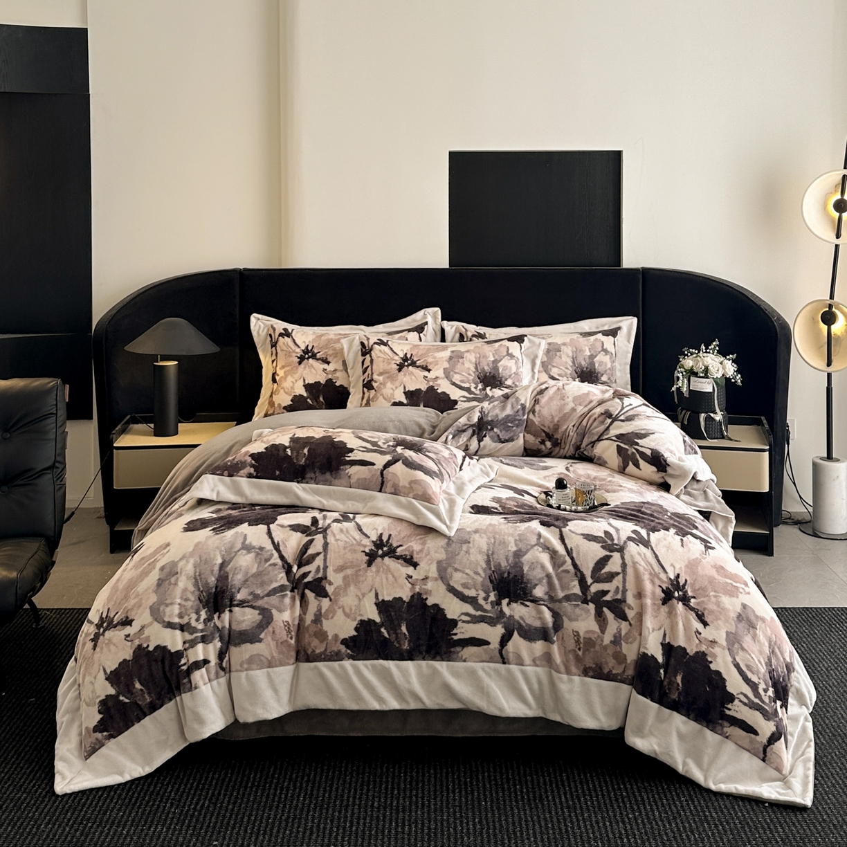 91家纺网 家纺一手货源 找家纺 花漾家居 2025新款轻奢复古格条民族宽边牛奶绒四件套 密阳