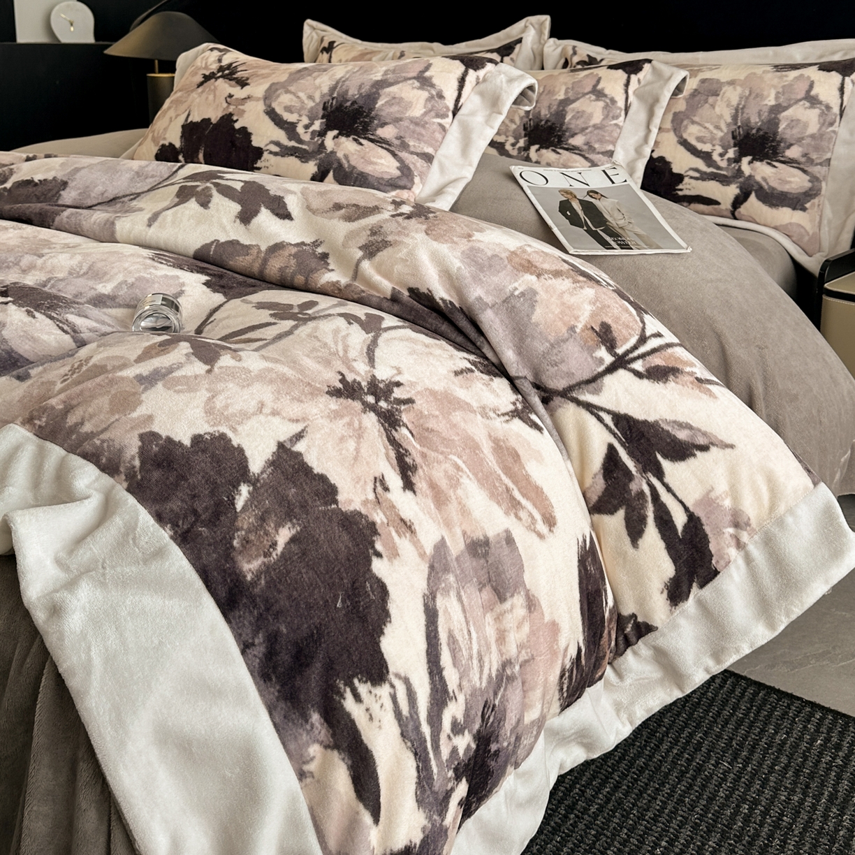 91家纺网 家纺一手货源 找家纺 花漾家居 2025新款轻奢复古格条民族宽边牛奶绒四件套 密阳