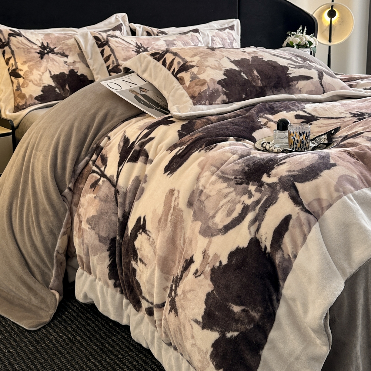 91家纺网 家纺一手货源 找家纺 花漾家居 2025新款轻奢复古格条民族宽边牛奶绒四件套 密阳