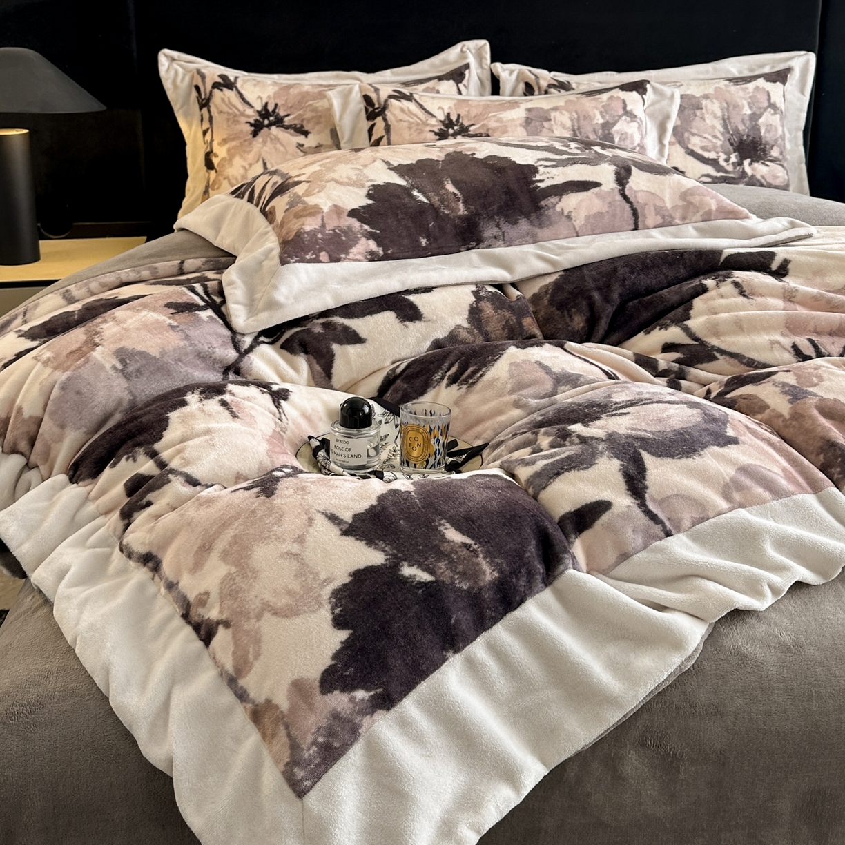 91家纺网 家纺一手货源 找家纺 花漾家居 2025新款轻奢复古格条民族宽边牛奶绒四件套 密阳