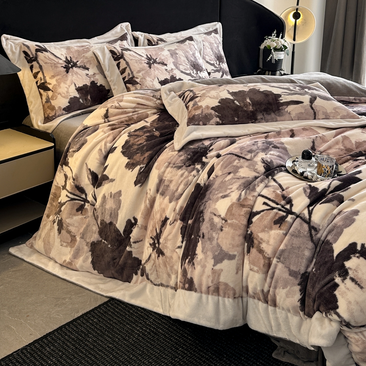 91家纺网 家纺一手货源 找家纺 花漾家居 2025新款轻奢复古格条民族宽边牛奶绒四件套 密阳