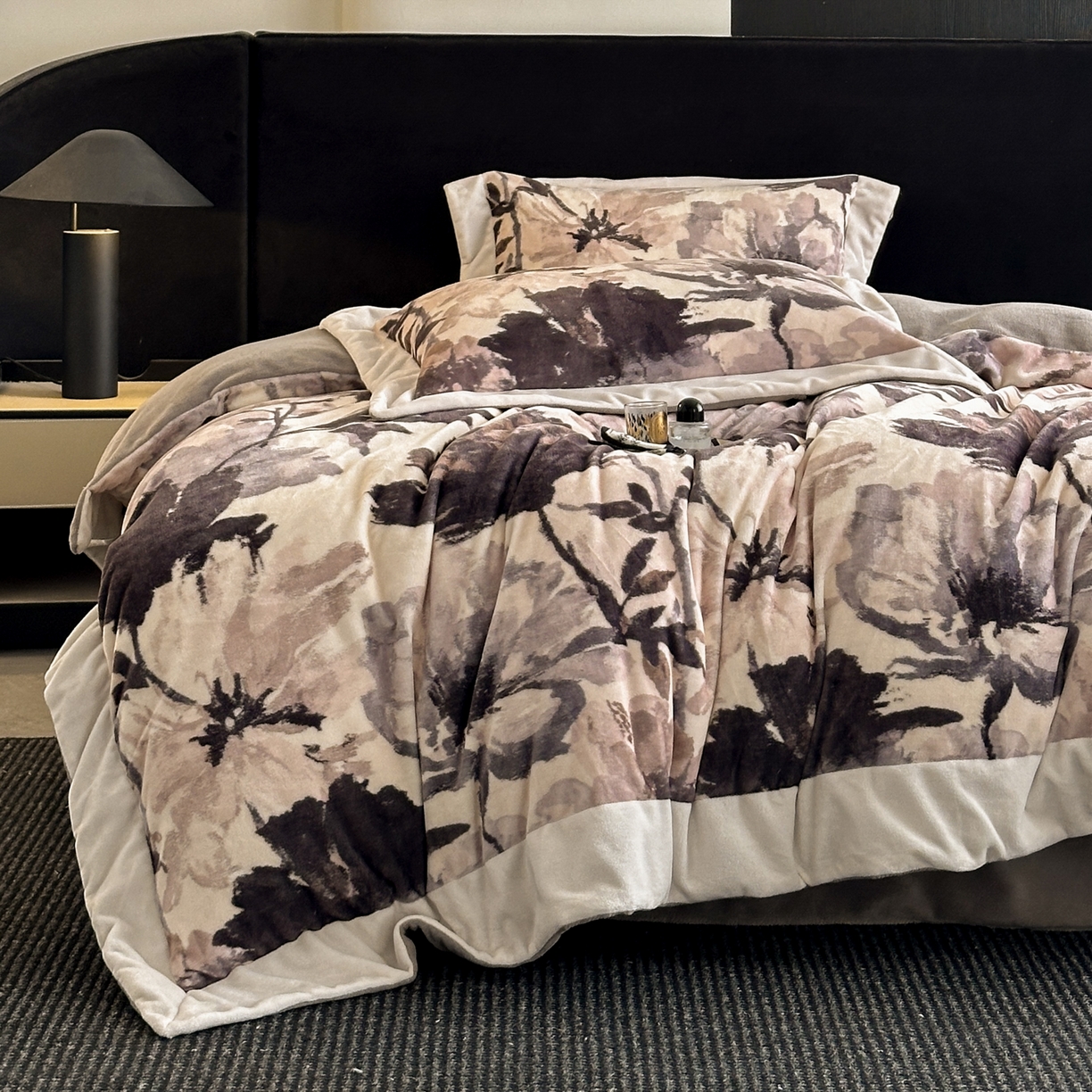 91家纺网 家纺一手货源 找家纺 花漾家居 2025新款轻奢复古格条民族宽边牛奶绒四件套 密阳