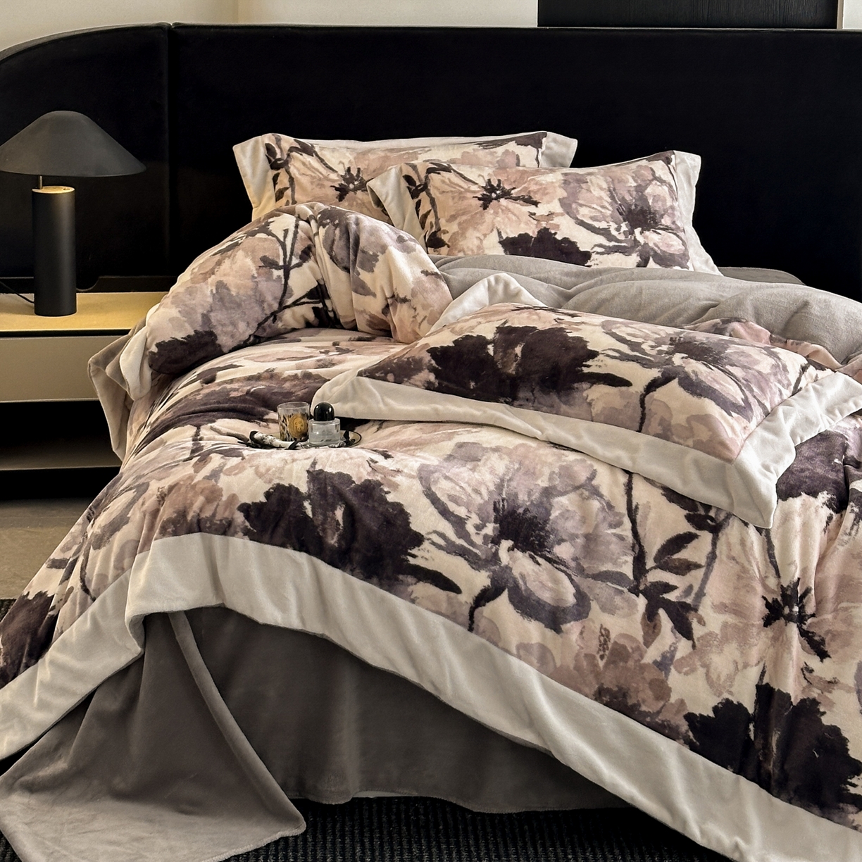 91家纺网 家纺一手货源 找家纺 花漾家居 2025新款轻奢复古格条民族宽边牛奶绒四件套 密阳