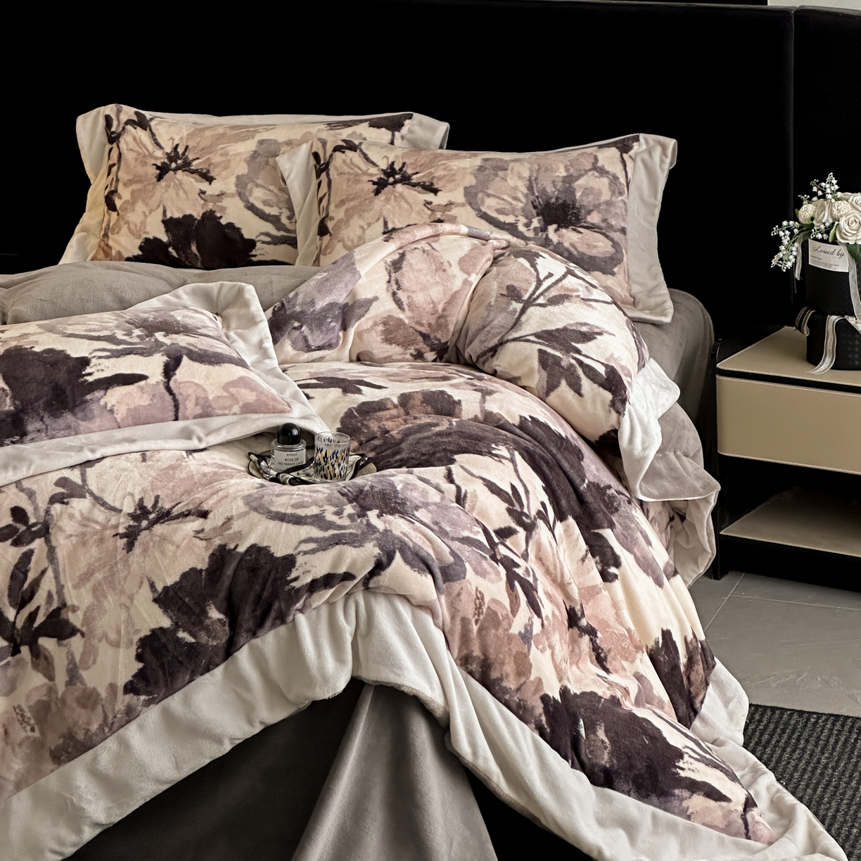 91家纺网 家纺一手货源 找家纺 花漾家居 2025新款轻奢复古格条民族宽边牛奶绒四件套 密阳